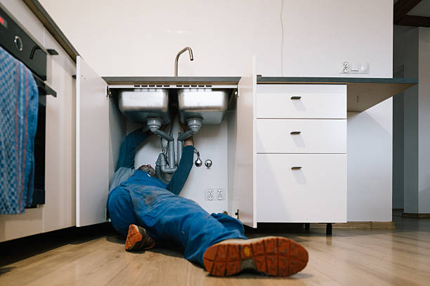 Professional Emergency Plumber technician working in Plantation, FL